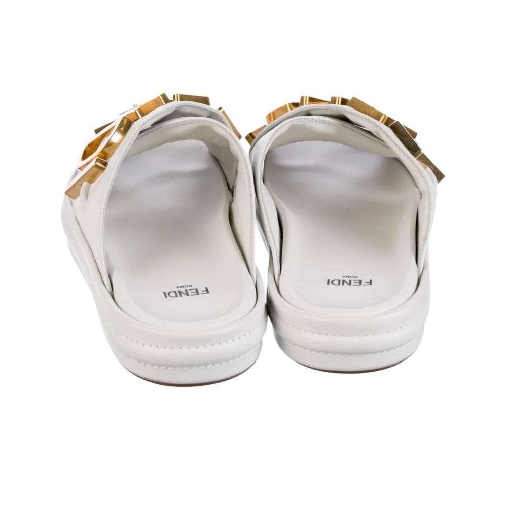 Fendi, white, I bought it and is big on my feet.